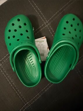 CROCS Classic Clog in Bright Green